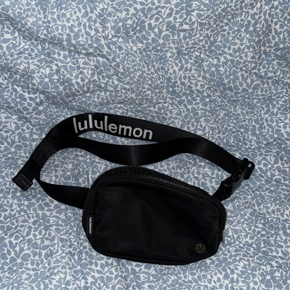 Lululemon belt bag logo strap black and white